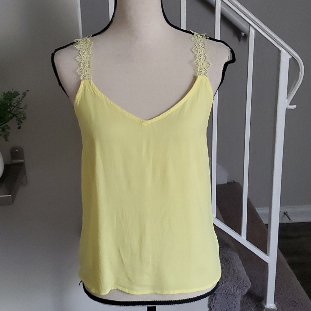 Grace & Mila Keyhole Back Floral Lace Trim Tank